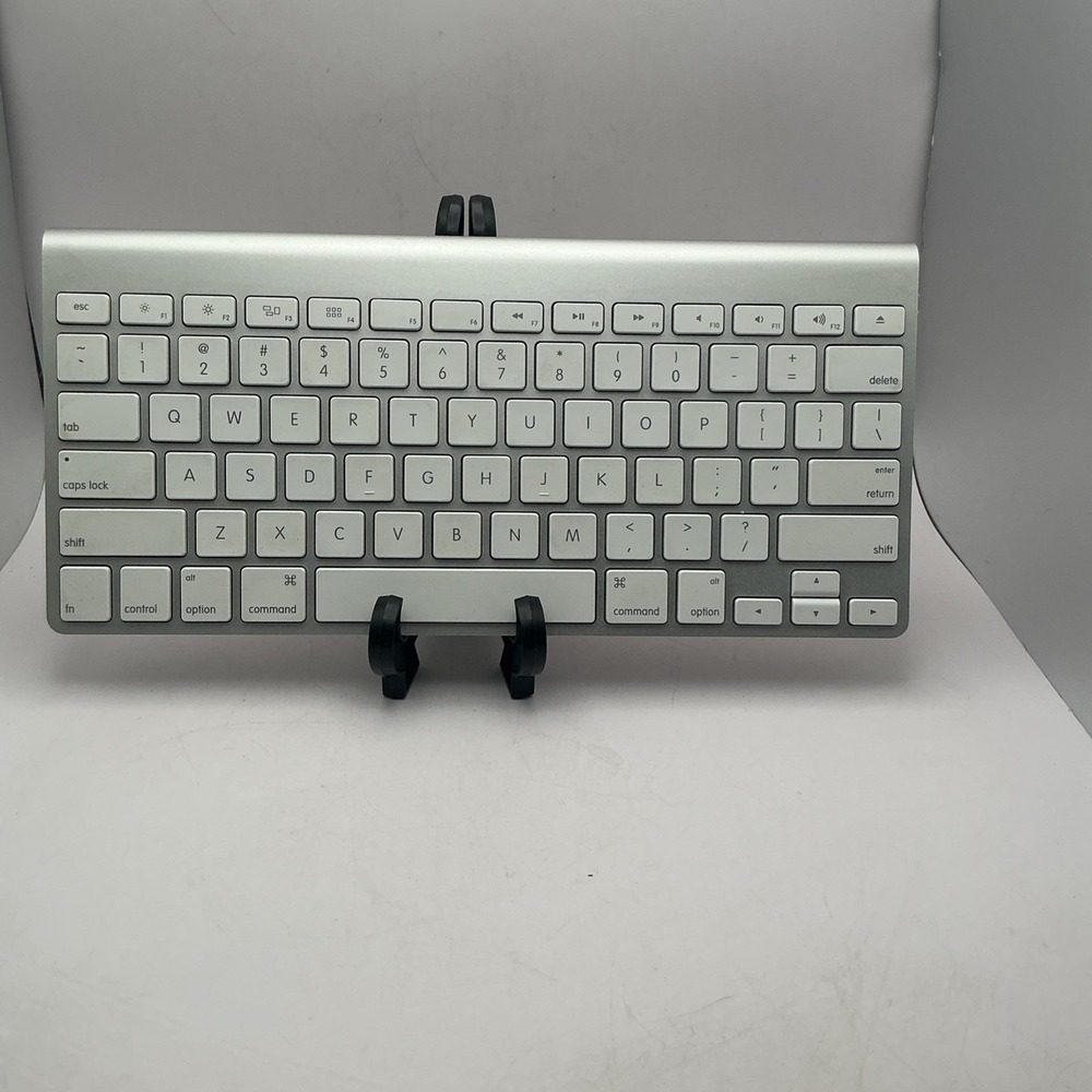 Apple Wireless Keyboard A1314 Silver Aluminum White Keys MC184LL/B Bluetooth